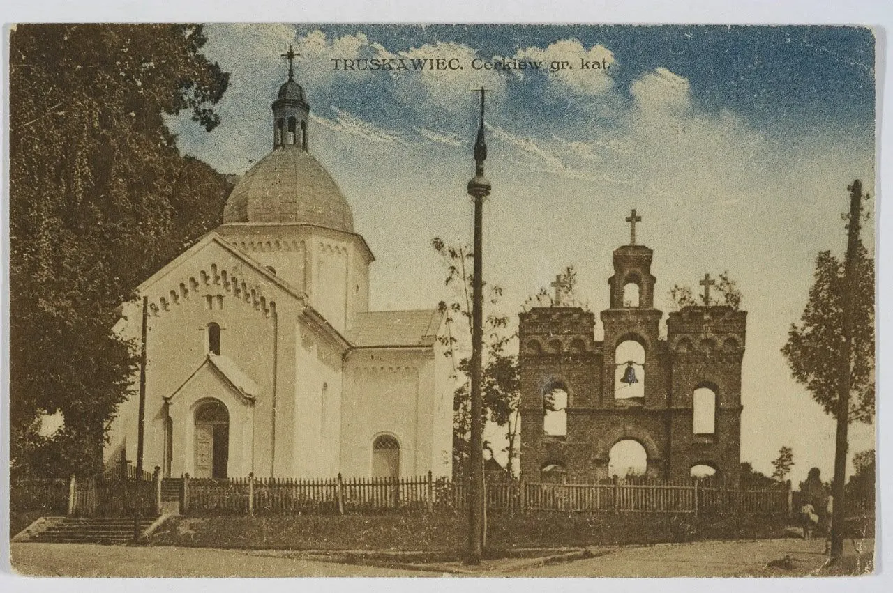 Греко-католицька церква святого Миколая у Трускавці на листівці 1920–1930-х: мурований храм із банею та цегляна дзвіниця