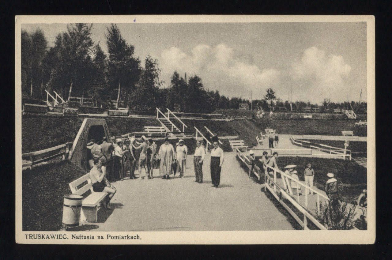 Помірки під Трускавцем на листівці 1930-х: тераси, дерев'яні сходи й променад, на якому стоять курортники