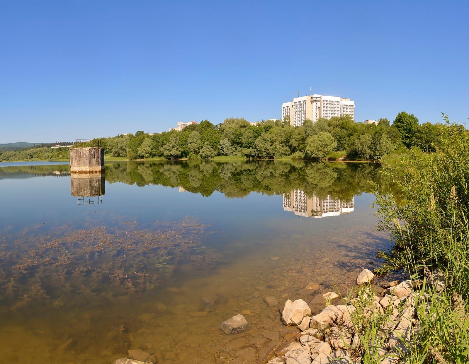Панорама водойми Солониця біля Трускавця