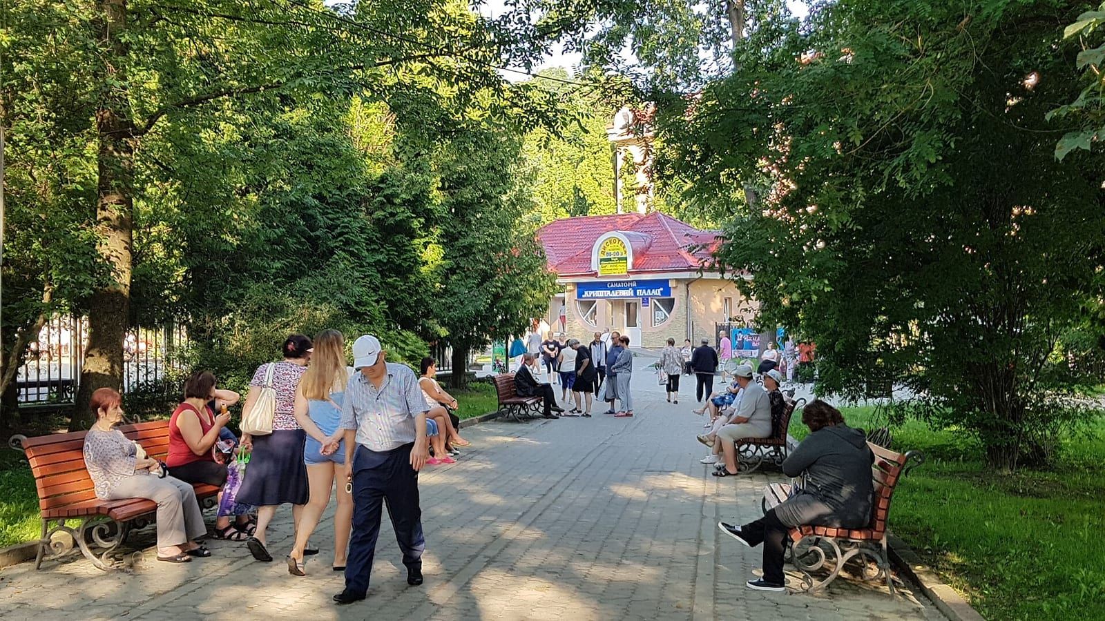 Санаторій «Кришталевий палац» поруч із Курортним парком
