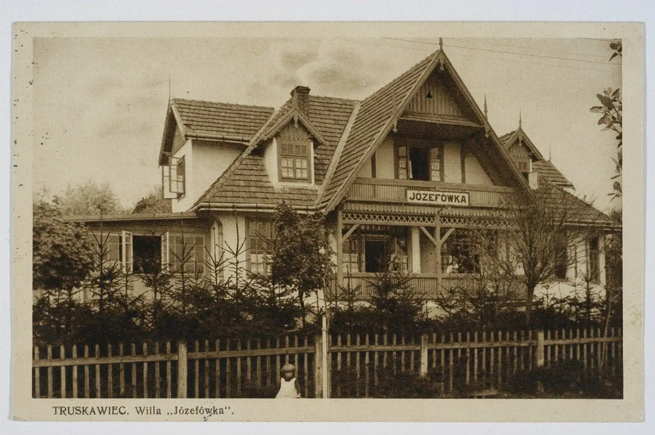 Вілла «Юзефувка» в Трускавці на листівці 1920-х: дерев'яний будинок з гострими щипцями, мансардами та верандою, з вивіскою JÓZEFÓWKA за дощаним парканом