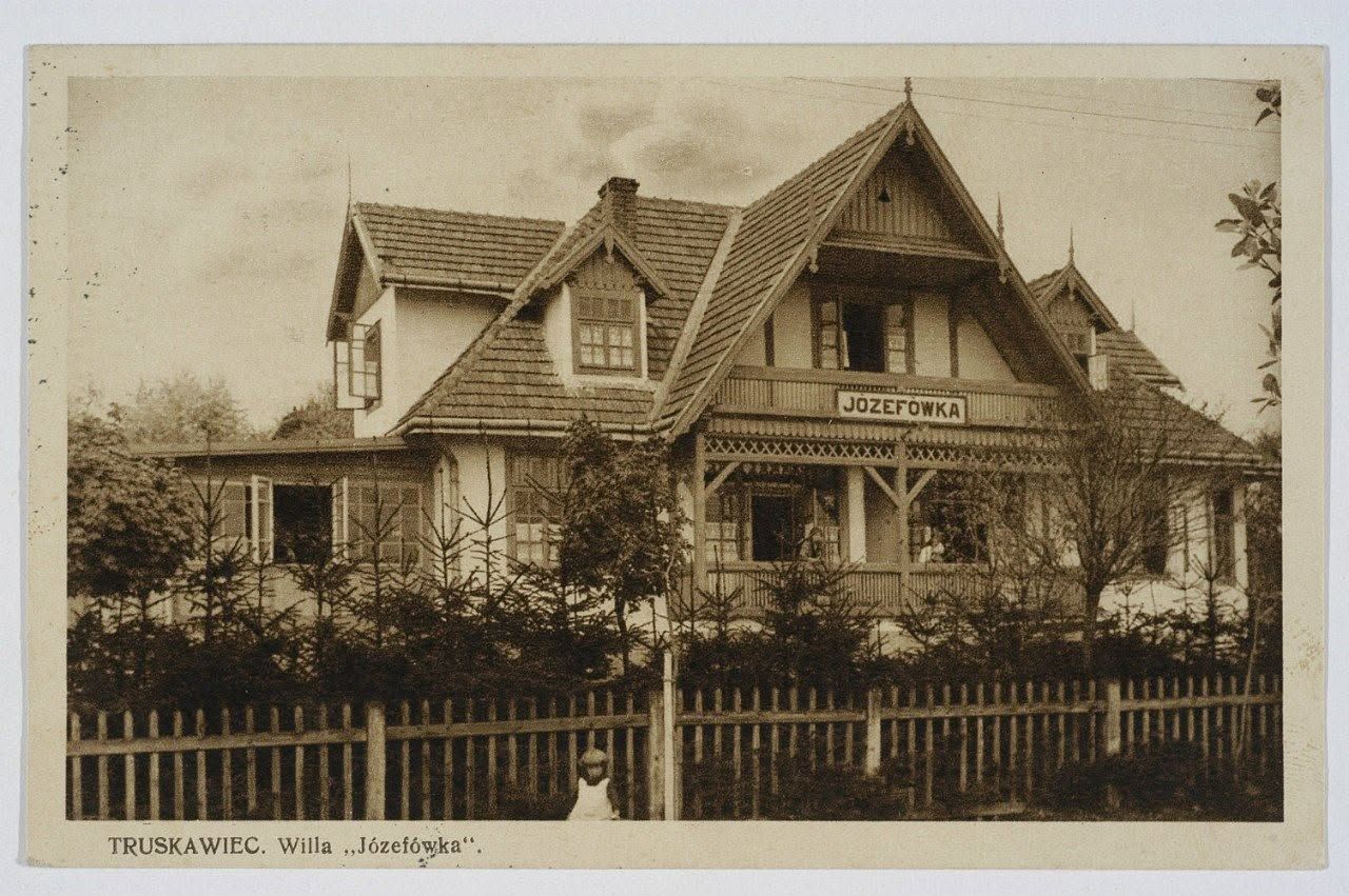 Вілла «Юзефувка» в Трускавці на листівці 1920-х: дерев'яний будинок з гострими щипцями, мансардами та верандою, з вивіскою JÓZEFÓWKA за дощаним парканом