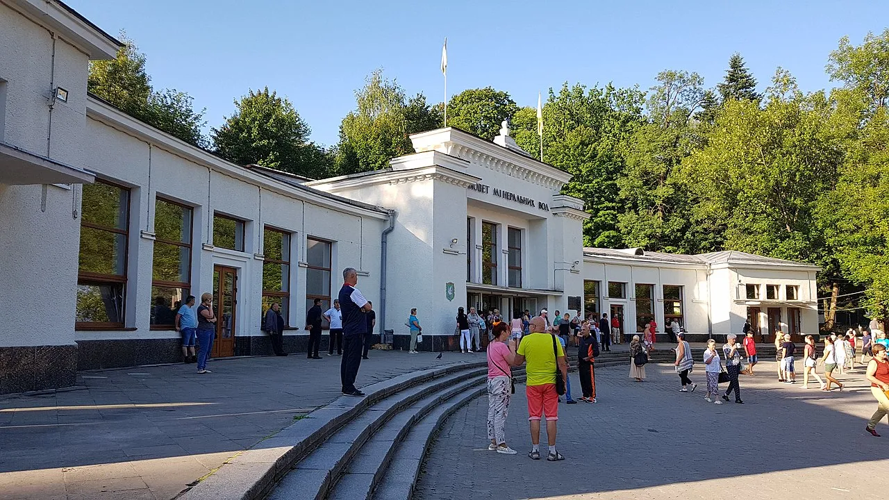 Вхід до бювету мінеральних вод у Трускавці