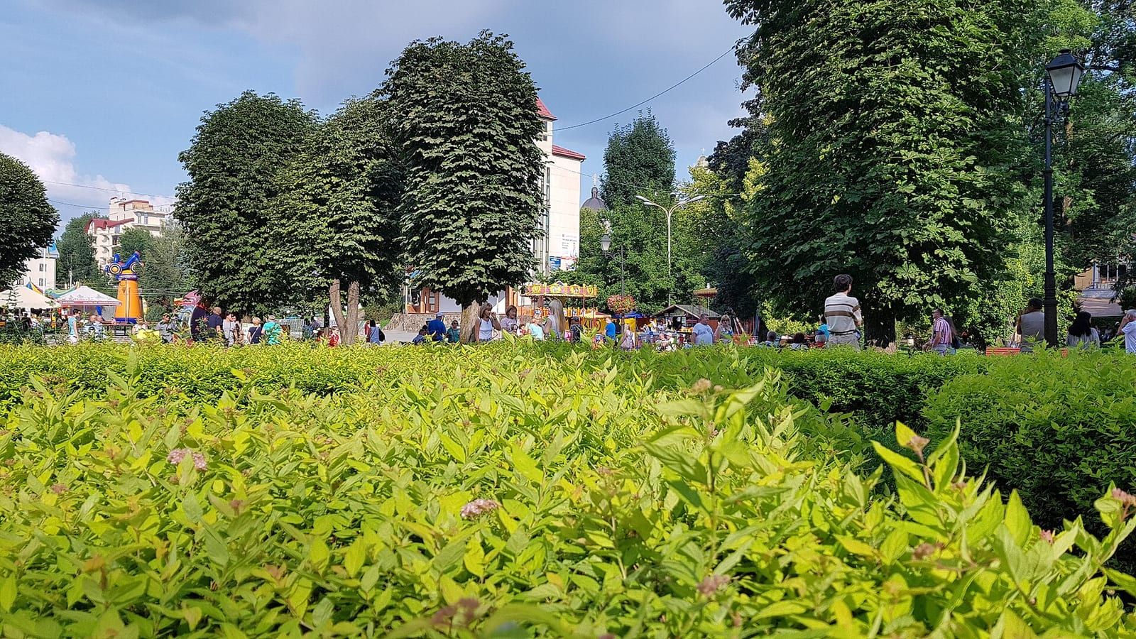 Відпочивальники в Курортному парку