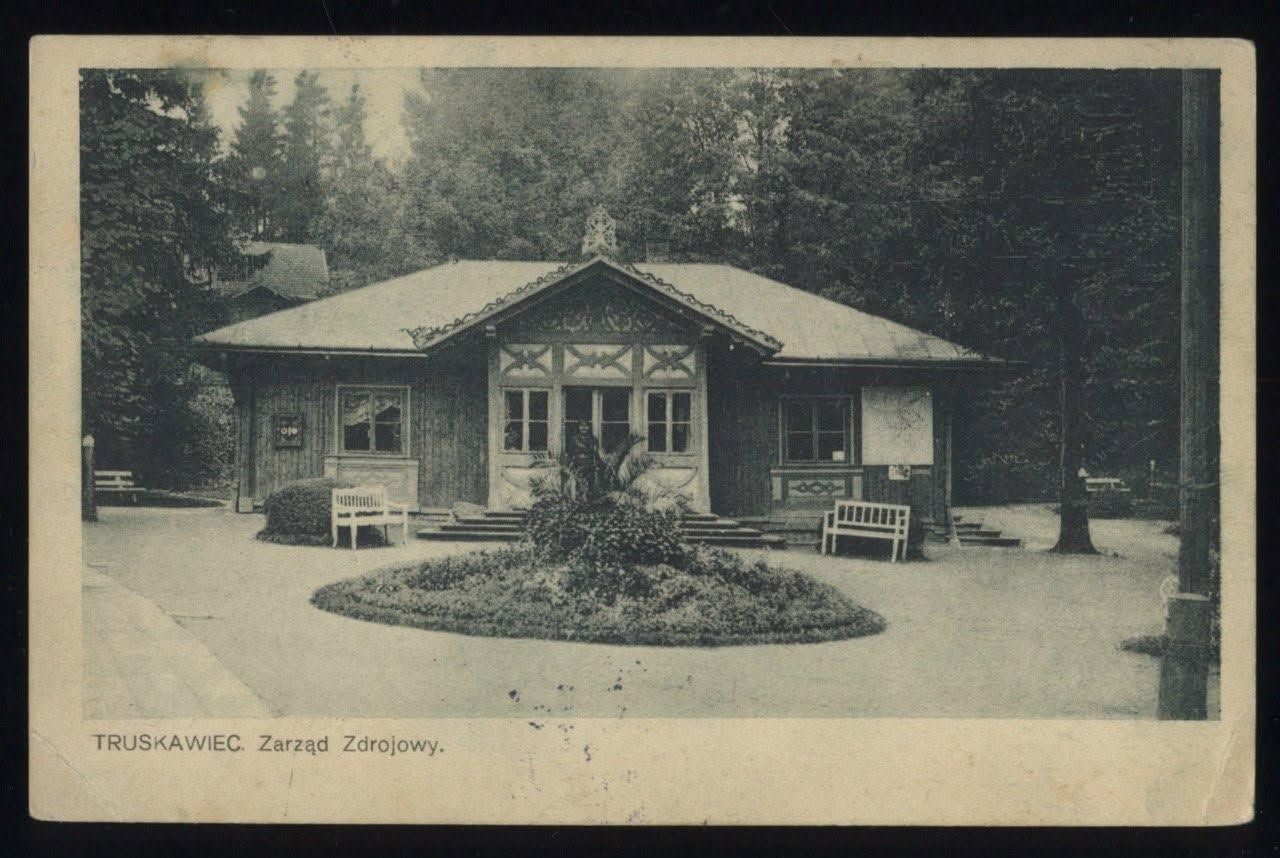 Дерев'яний будинок управління курорту в Трускавці на листівці 1920–1930-х, з різьбленим фронтоном і клумбою перед входом