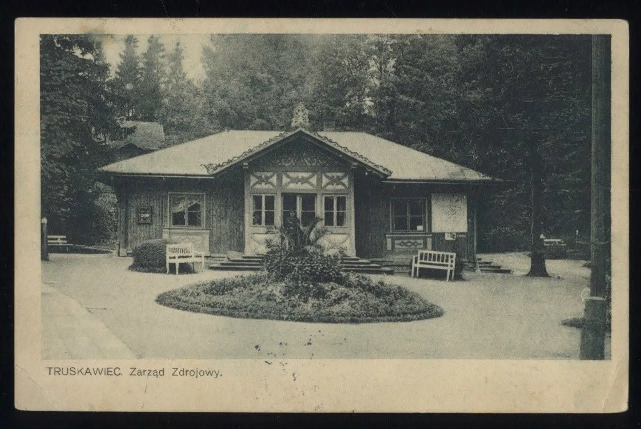 Дерев'яний будинок управління курорту в Трускавці на листівці 1920–1930-х, з різьбленим фронтоном і клумбою перед входом